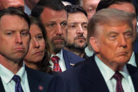 米上院議員の葬儀に参列したトランプ大統領(手前右)とウクライナのゼレンスキー大統領(奥)=7月28日、ワシントン(ゲッティ=共同)