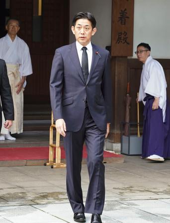 靖国神社を参拝した自民党の小林政調会長＝１６日午前、東京・九段北