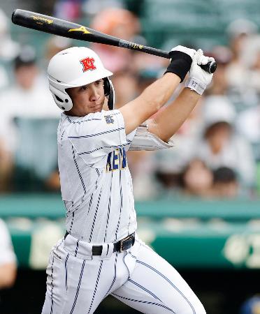 佐野日大―健大高崎　２回裏健大高崎１死一、二塁、岩井が右前に適時打を放つ＝甲子園