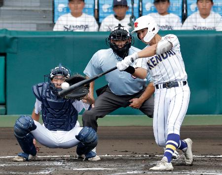 佐野日大―健大高崎　２回裏健大高崎１死一、二塁、岩井が右前に適時打を放つ。捕手須田＝甲子園