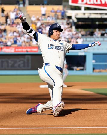 　ブルワーズ戦の３回、適時三塁打を放ったドジャース・大谷＝ロサンゼルス（共同）