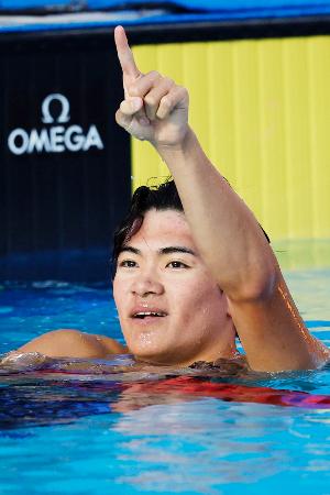 男子２００メートル個人メドレー決勝のレースを終えた松下知之。１分５６秒０２で優勝し、４００メートルと合わせて２冠を達成した＝アーバイン（共同）
