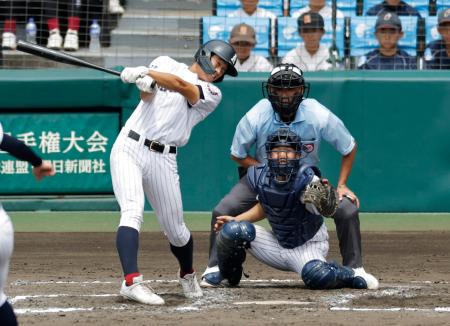 　有明―東日本国際大昌平　８回表有明２死満塁、代打広沢が左前に２点打を放つ。捕手小内＝甲子園