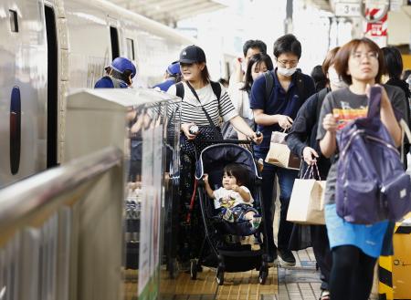 Ｕターンラッシュで混雑するＪＲ東京駅の新幹線ホーム＝１６日午前