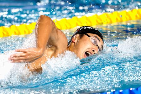 男子1500メートル自由形で力泳する今福和志。14分42秒59の日本新で2位に入った=アーバイン(共同)