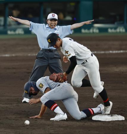 札幌日大―仙台育英戦で二塁塁審を務める森田真紀さん＝５日、甲子園球場