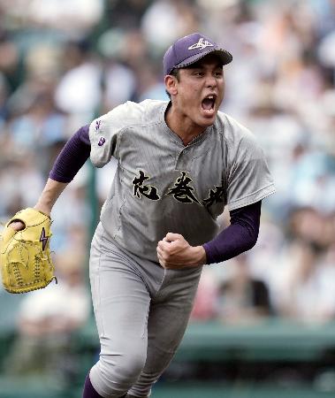 　英明―花巻東　４回表を無得点に抑え、ガッツポーズする花巻東・赤間＝甲子園