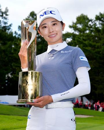 通算２３アンダーで優勝し、トロフィーを手にする安田祐香＝軽井沢７２