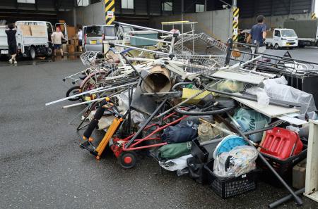 仮置き場に持ち込まれた災害ごみ＝１６日午後、千葉市美浜区