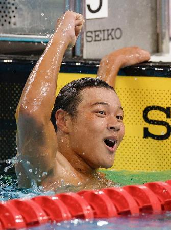 男子１００メートル自由形を制し喜ぶ湘南工大付・山田将大＝インフロニア草津アクアティクスセンター