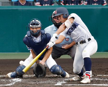 　霞ケ浦―横浜　６回表横浜２死満塁、千島が右前に２点打を放つ。捕手佐藤＝甲子園
