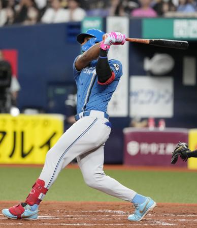 ２回日本ハム１死二塁、カストロが左越えに先制２ランを放つ＝京セラドーム