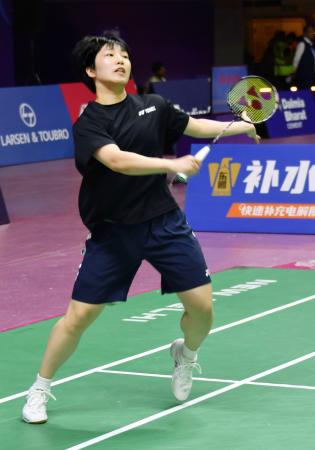 試合会場で調整するバドミントン女子シングルスの山口茜＝ニューデリー（共同）
