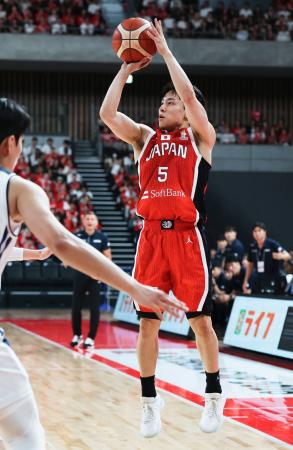 日本―韓国　第１クオーター、３点シュートを決める河村＝有明アリーナ