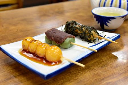 　「高木屋老舗」のお団子セット＝東京都葛飾区