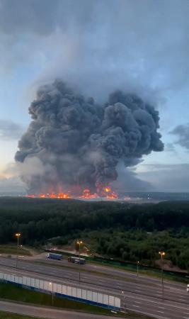 １６日、ロシア・モスクワ州で、ウクライナの無人機攻撃後に燃えるロシア通販大手ワイルドベリーズの倉庫（ソーシャルメディアの映像から、ロイター＝共同）