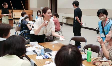 脳卒中の後遺症などがある人たちにメークやスキンケアの仕方を教えるセミナー＝７月、名古屋市