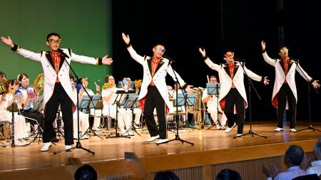 特殊詐欺に警鐘を鳴らす楽曲を披露する岐阜県警音楽隊の男性ボーカルユニット「断絶」=5日、岐阜県本巣市