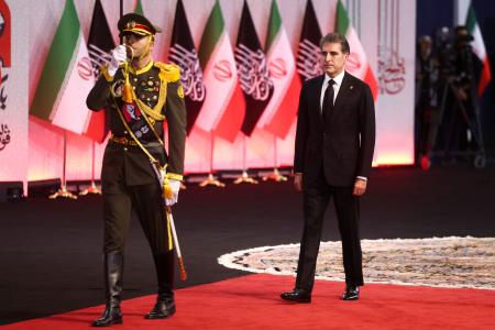 イラン前最高指導者アリ・ハメネイ師の国葬関連行事に出席したクルド自治政府のバルザニ議長(右)=7月、テヘラン(WANA提供、ロイター=共同)