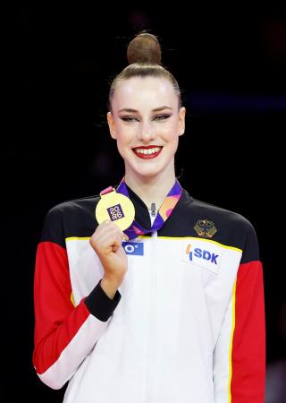 個人種目別のリボンで優勝したダリア・バルフォロメーエフ。ボールと個人総合と合わせて3冠を達成した=フランクフルト(共同)