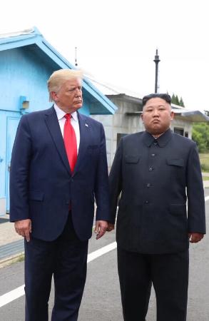 トランプ米大統領(左)と北朝鮮の金正恩朝鮮労働党総書記のツーショット写真(トランプ氏のSNSから、共同)