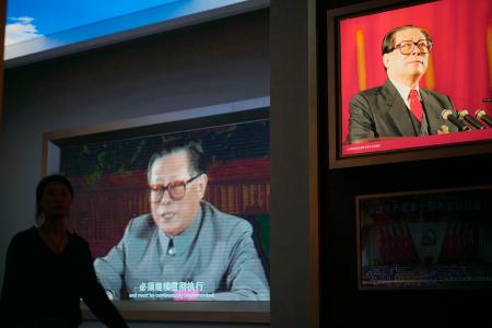 中国共産党歴史展覧館でモニターに映し出された故江沢民元国家主席＝７月、北京（共同）