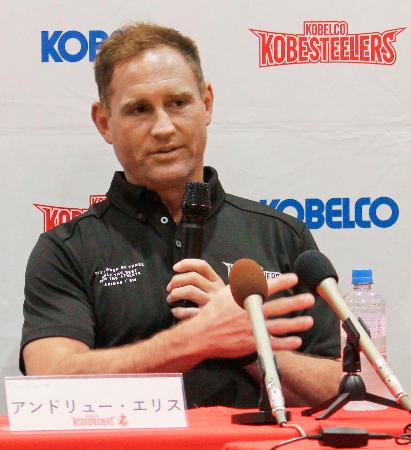 記者会見するラグビーリーグワン神戸のアンドリュー・エリス新ＨＣ＝１７日、神戸市