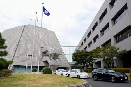 福岡県議会棟=17日午前