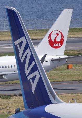 全日空と日航のロゴマーク＝羽田空港