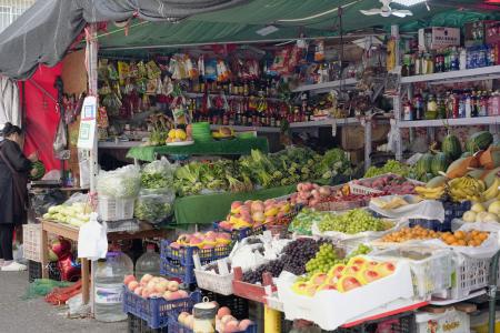 　果物や野菜を売る北京市内の商店＝７月（共同）