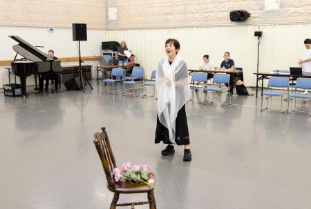 一人舞台「NA・NI・MO・NO」の稽古場。大竹しのぶ(手前)がさまざまな歌の世界観を表現する=東京都内
