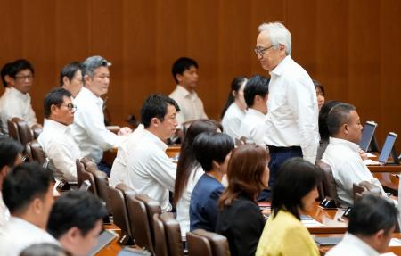 自身への辞職勧告決議案の採決前に、議場を後にする福岡県議会の蔵内勇夫議長。この後、動議が出され採決は中止された=17日午後