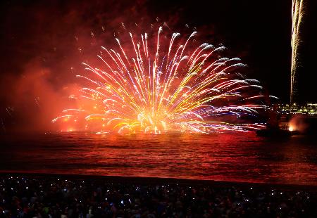 三重県熊野市の七里御浜で開かれた熊野大花火大会＝１７日夜