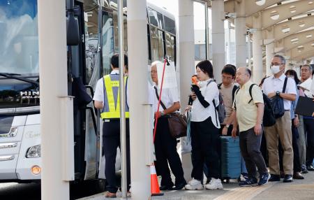 土気駅から出発する代替バスに乗り込む人たち=18日午前7時37分、千葉市緑区