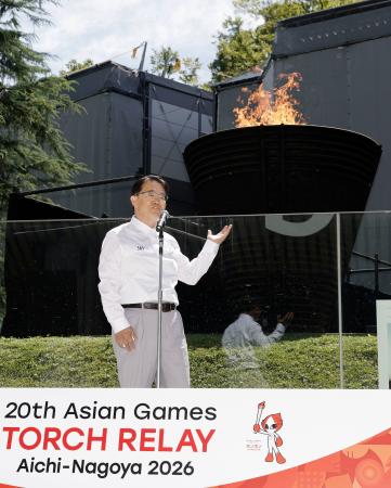 東京・MUFGスタジアムで行われた愛知・名古屋アジア大会の聖火リレーの採火式で、あいさつする愛知県の大村秀章知事=18日