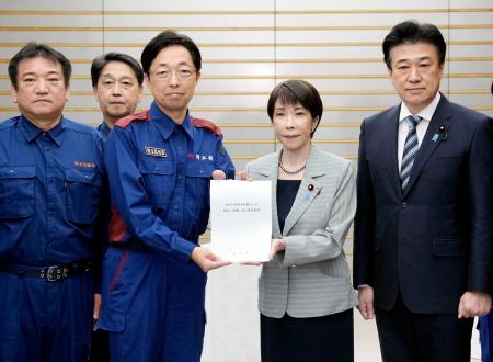 熊本県の木村敬知事（左から３人目）から要望書を受け取る高市首相＝１８日午前、首相官邸