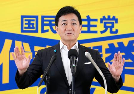 記者会見する国民民主党の玉木代表＝１８日午前、国会
