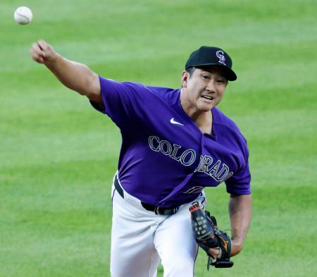 ドジャース戦に先発し、5回7失点で6敗目を喫したロッキーズ・菅野=デンバー(共同)