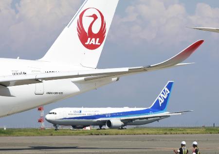 日本航空と全日本空輸の航空機＝６月、羽田空港