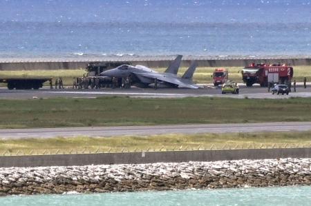 那覇空港の滑走路で立ち往生した航空自衛隊のF15戦闘機=18日午後3時4分