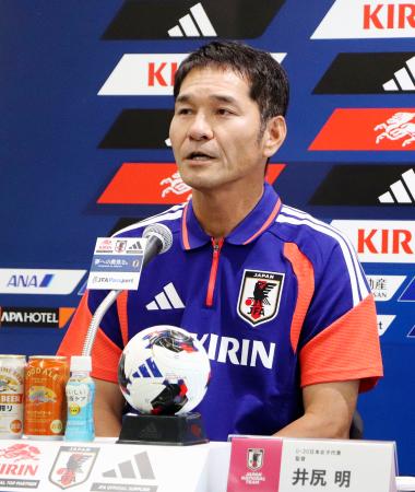 記者会見するサッカーＵ―２０女子日本代表の井尻監督＝１８日、東京都内