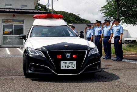 開所された現地警戒所から巡回に出発する和歌山県警のパトカー＝１８日午後、和歌山県太地町