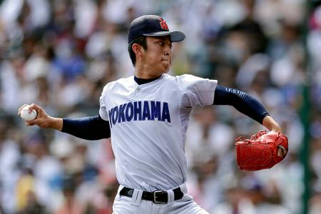 　花巻東を完封した横浜・織田＝甲子園