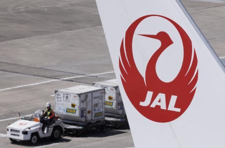 日本航空のロゴマーク＝羽田空港