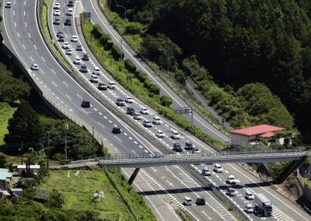 帰省ラッシュで渋滞する中央道の下り線（右）＝８日午前、神奈川県相模原市（共同通信社ヘリから）