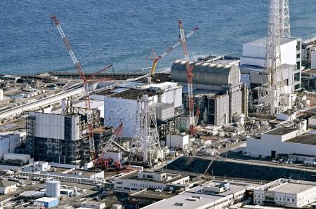 東京電力福島第１原発。（左から）１号機、２号機、３号機、４号機＝２０２５年２月（共同通信社ヘリから）