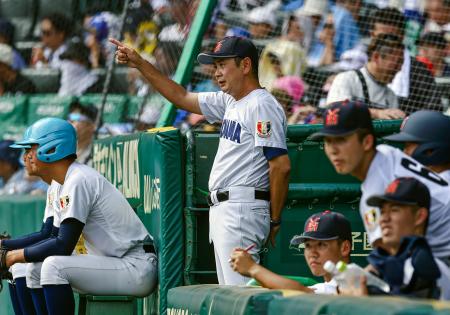 花巻東戦で指示を出す横浜・村田監督=18日、甲子園球場