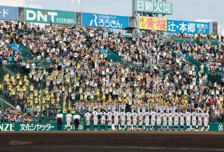 花巻東に勝利し、応援席にあいさつする横浜ナイン=18日、甲子園球場