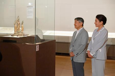 特別展「空海と真言の名宝」を鑑賞される天皇、皇后両陛下＝１８日午後、東京・上野の東京国立博物館（代表撮影）