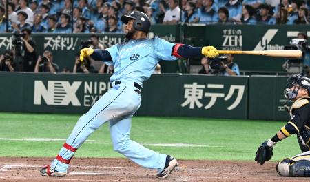 ５回西武無死、カナリオが左中間に本塁打を放つ＝東京ドーム